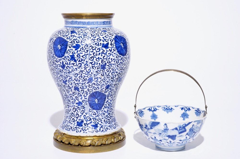 Un bol et un vase en porcelaine de Chine bleu et blanc, le bol marque et &eacute;poque de Kangxi