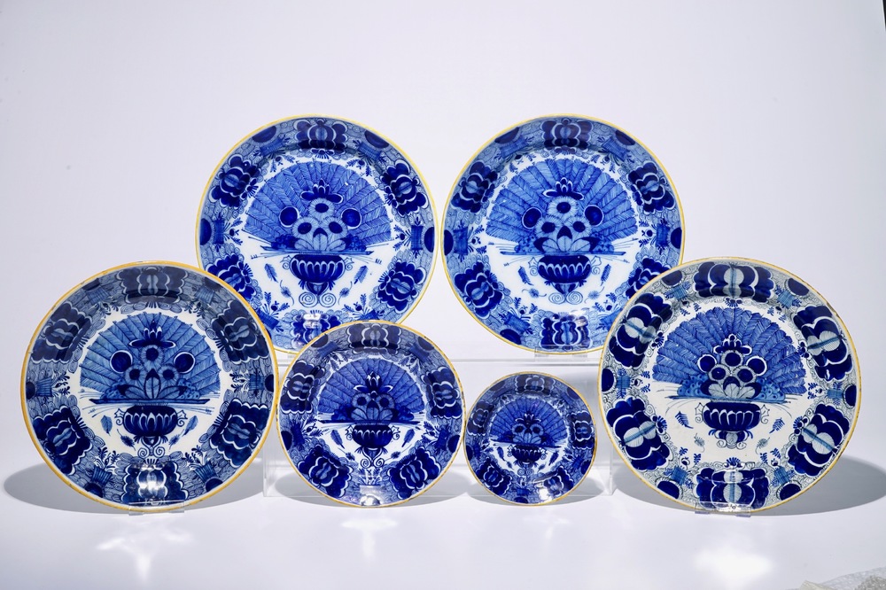 Quatre plats et deux assiettes en fa&iuml;ence de Delft bleu et blanc "Queue de paon", 18&egrave;me