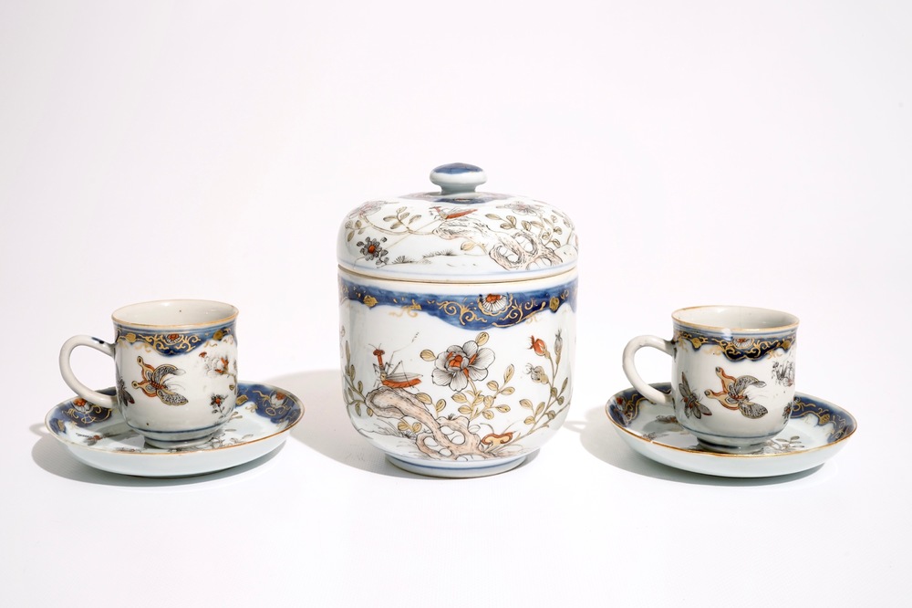 Une paire de tasses et soucoupes et une bo&icirc;te couverte en porcelaine de Chine, Qianlong