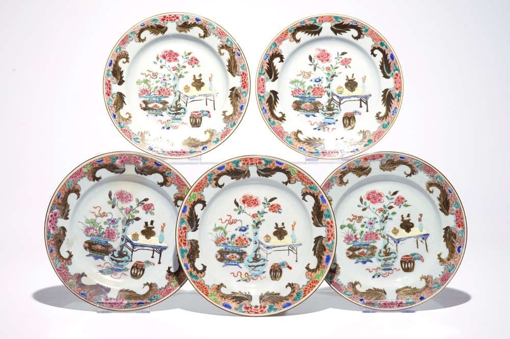Five Chinese famille rose plates with antiquites design, Yongzheng/Qianlong