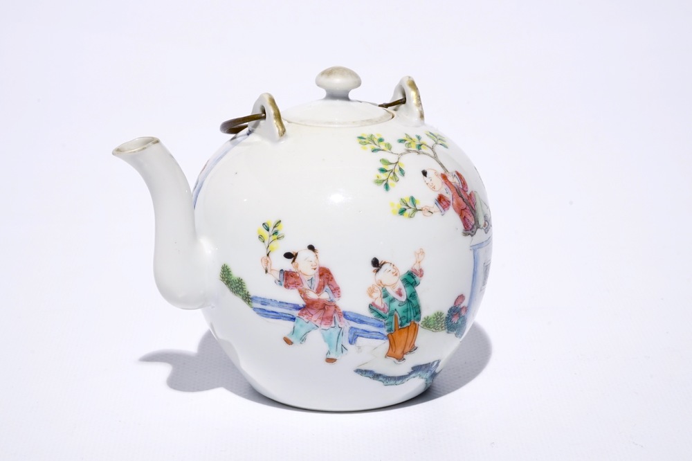 Une th&eacute;i&egrave;re en porcelaine de Chine famille rose &agrave; d&eacute;cor de gar&ccedil;ons jouants, 19&egrave;me