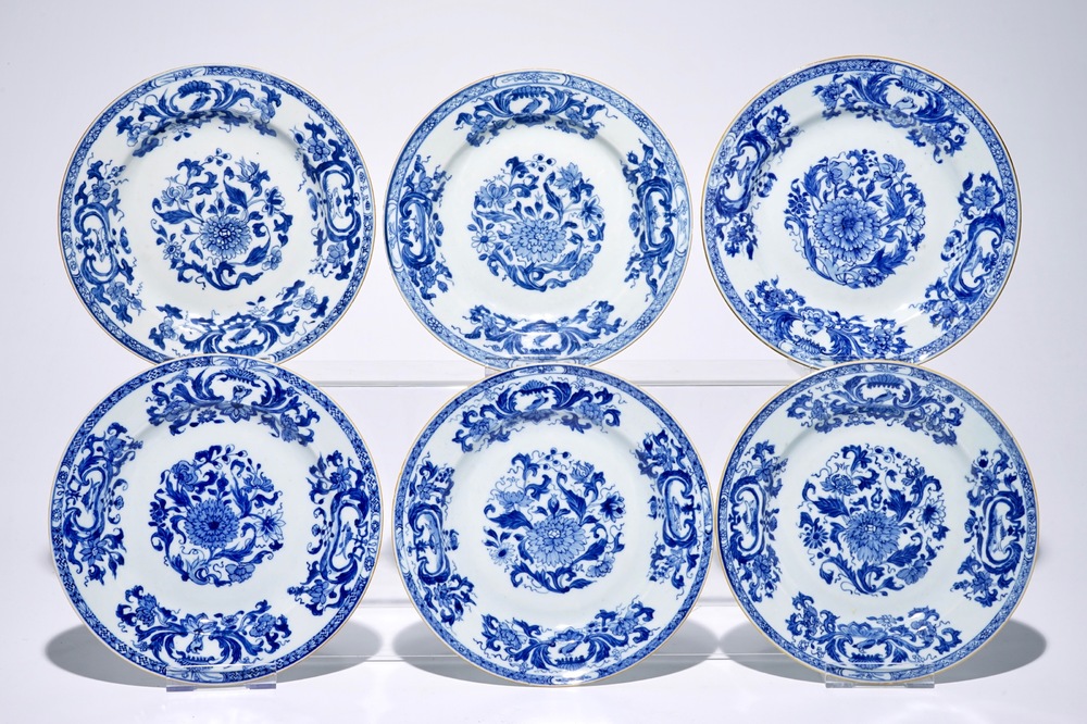 Six assiettes en porcelaine de Chine d'exportation bleu et blanc &agrave; d&eacute;cor "Pompadour", Qianlong