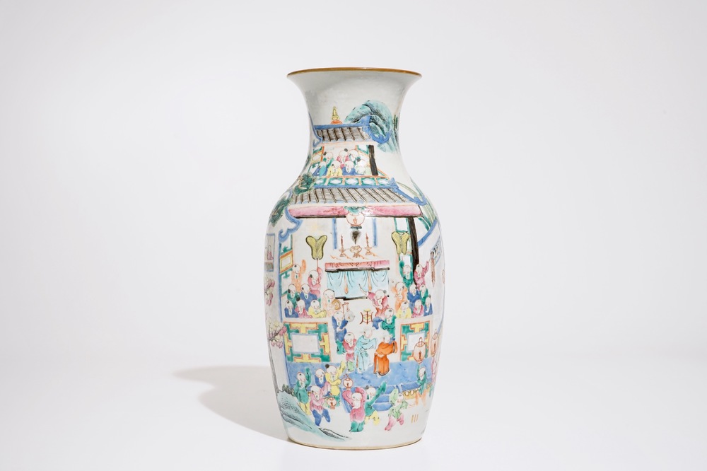 Un vase en porcelaine de Chinese famille rose &agrave; d&eacute;cor "Cent gar&ccedil;ons", 19&egrave;me