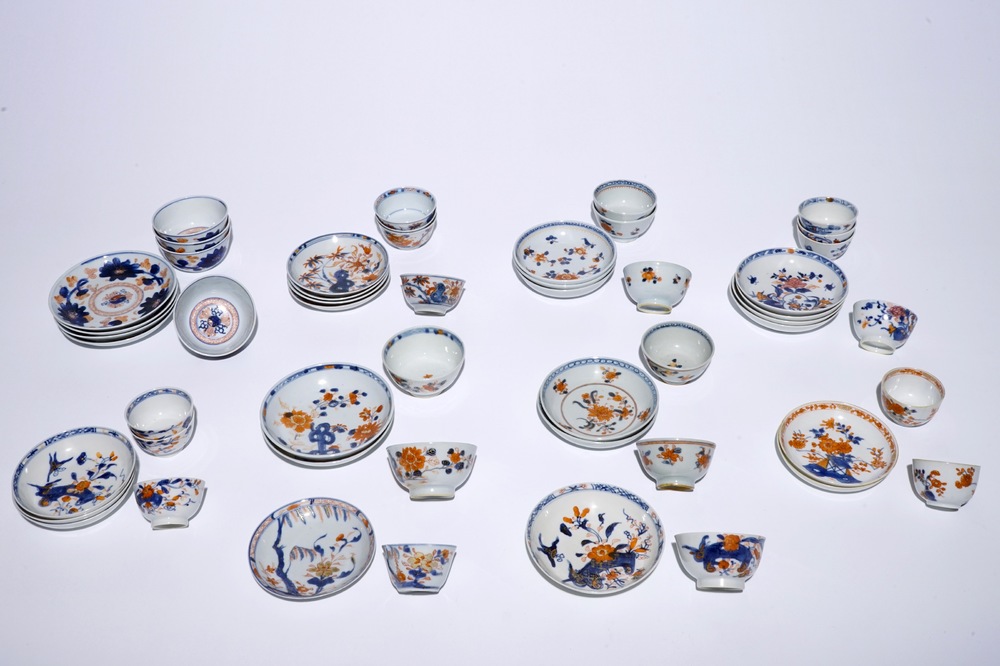 Zesentwintig Chinese Imari-stijl koppen en schotels, Kangxi/Qianlong