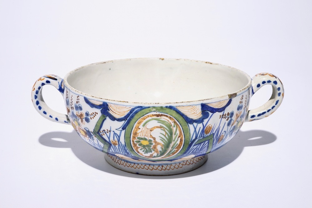 Une terrine en fa&iuml;ence de Delft polychrome &agrave; d&eacute;cor "Tonnerre", vers 1700