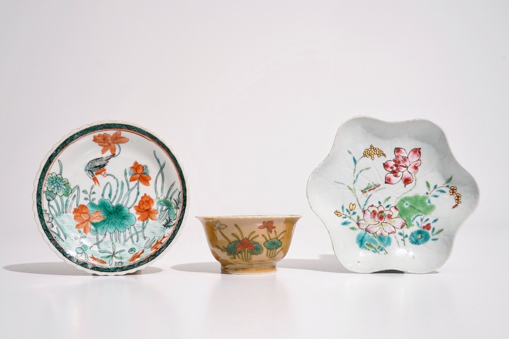 Een Chinese famille verte op zeemleer fond kop en schotel, Kangxi, en een famille rose theepot stand, Yongzheng