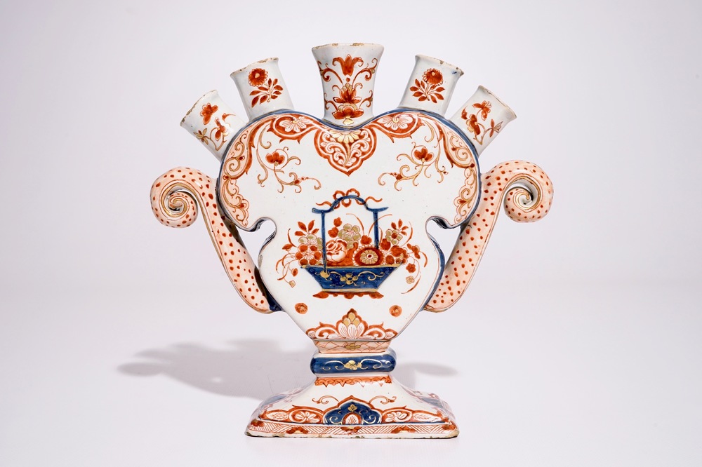 Une tulipi&egrave;re en forme de coeur en fa&iuml;ence de Delft dor&eacute;, d&eacute;but du 18&egrave;me