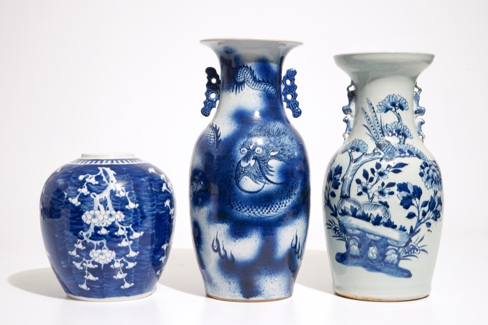 Een Chinese blauw-witte drakenvaas, een florale vaas en een gemberpot, 19e eeuw