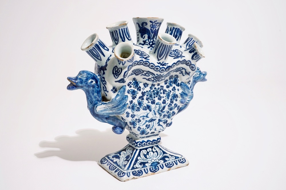 Une tulipi&egrave;re en fa&iuml;ence de Delft bleu et blanc aux cupidons, vers 1700