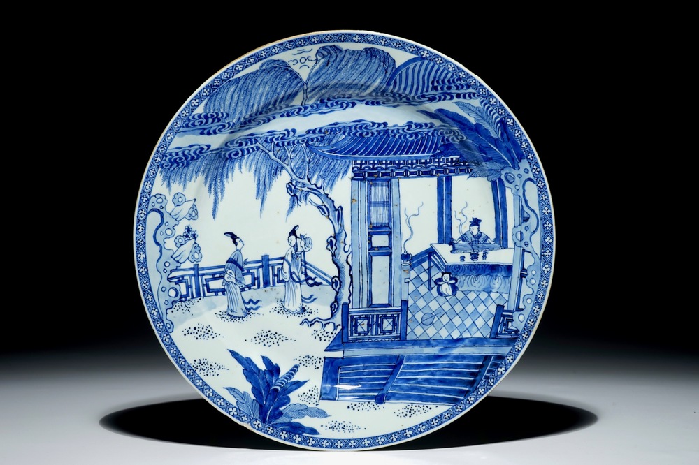Un plat en porcelaine de Chine bleu et blanc &agrave; d&eacute;cor de "La Romance de la Chambre de l'Ouest", Yongzheng