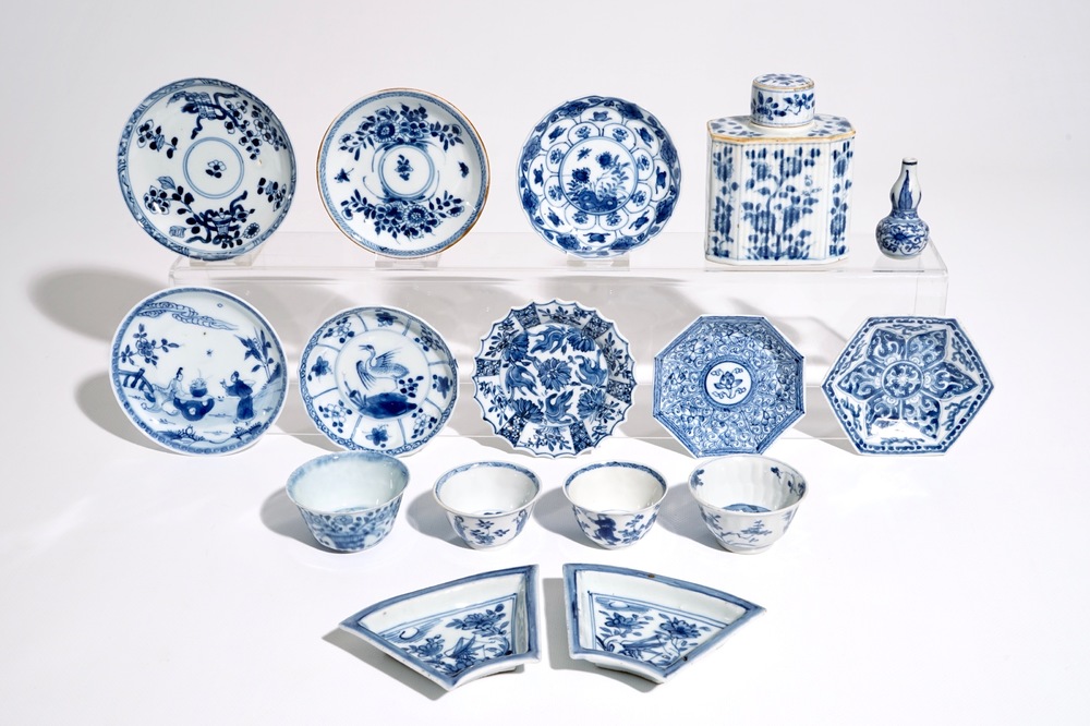 Un lot vari&eacute; en porcelaine de Chine bleu et blanc, Kangxi/Qianlong