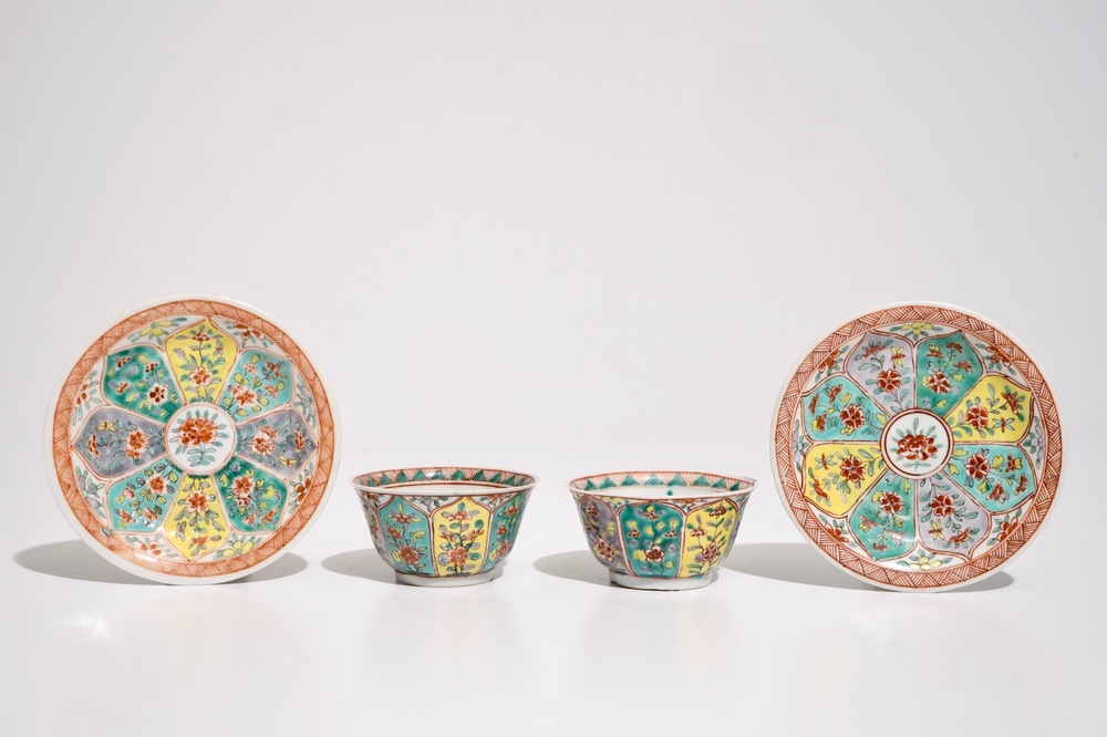 Een paar Chinese famille verte koppen en schotels met florale vlakverdeling, Kangxi