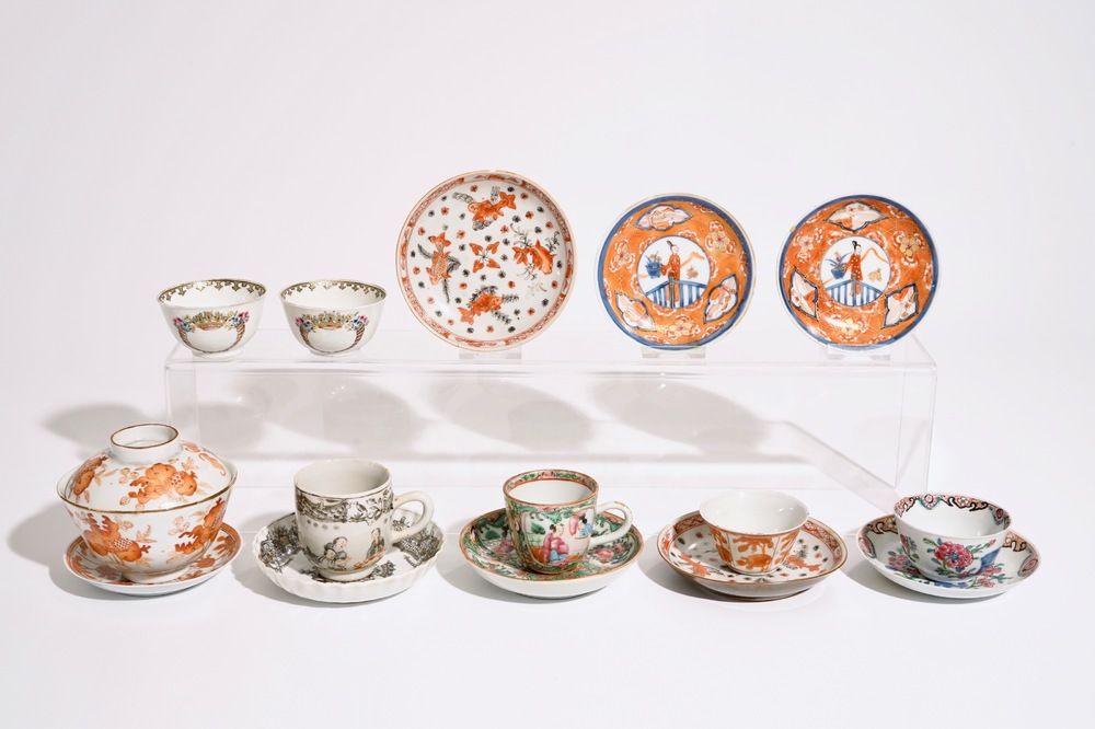 Een gevarieerd lot Chinese famille rose en ijzerrode koppen en schotels, 18/19e eeuw