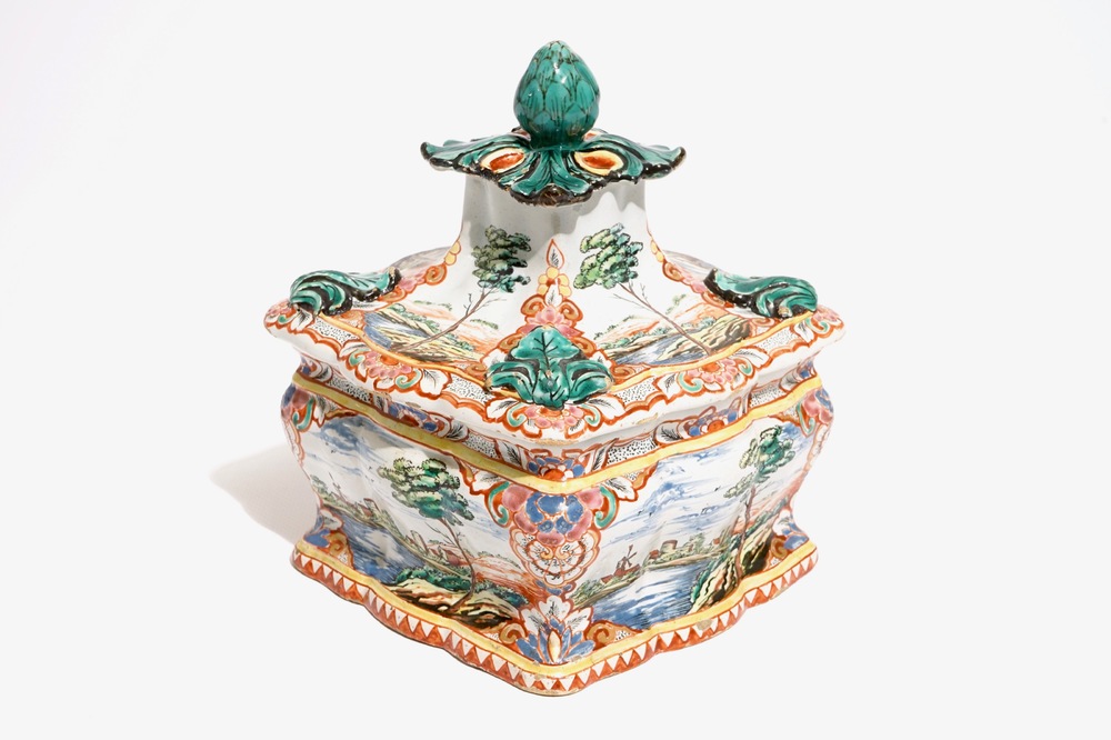 Une bo&icirc;te &agrave; tabac en fa&iuml;ence de Delft polychrome petit feu, 18&egrave;me