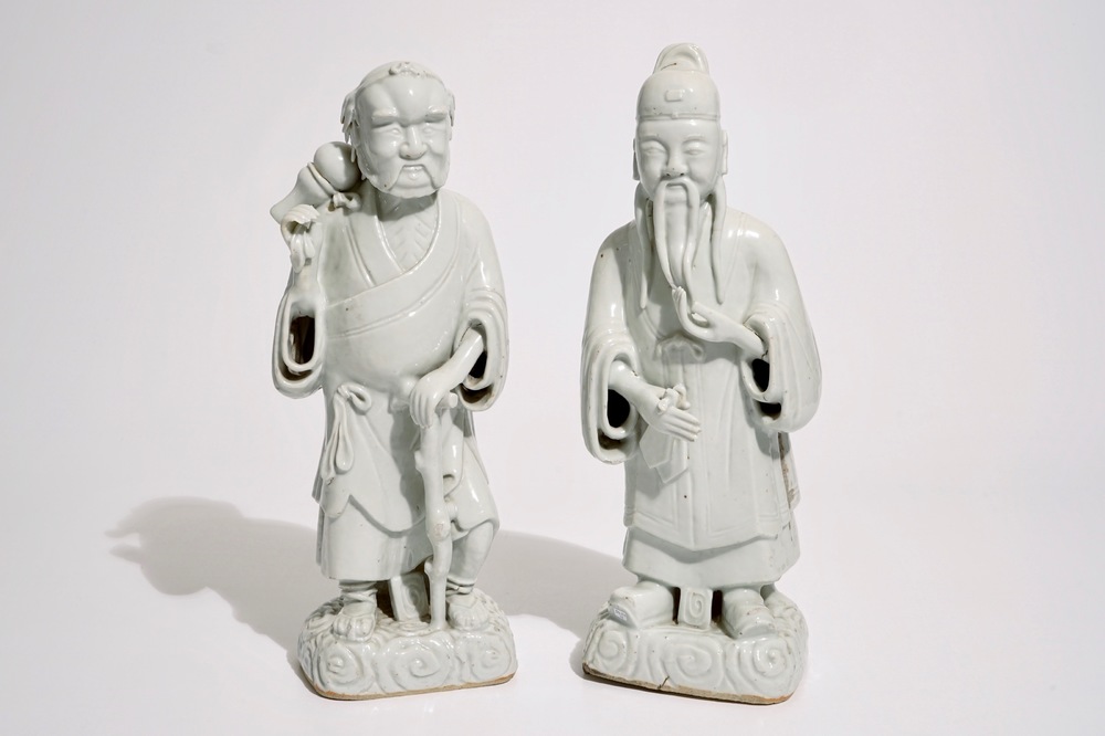 Une paire de grandes figures d'immortels en blanc de Chine de Dehua, 18/19&egrave;me