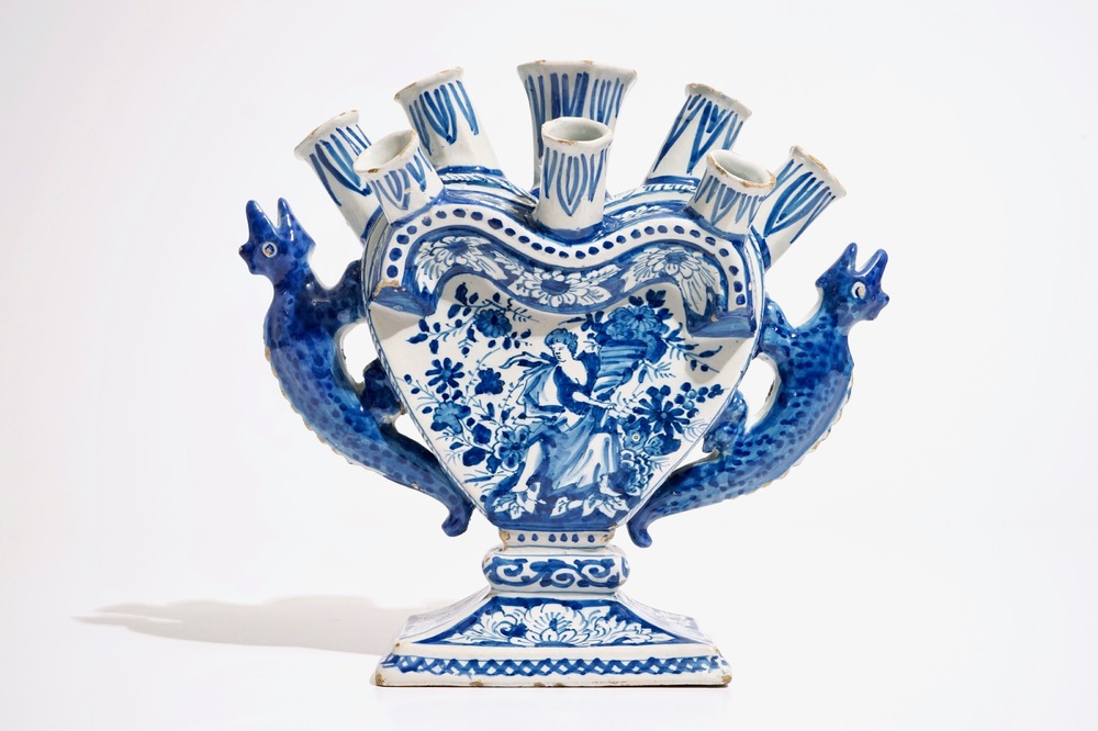 Une grande tulipi&egrave;re en forme de coeur en fa&iuml;ence de Delft bleu et blanc aux anses en forme de l&eacute;zards, 18&egrave;me