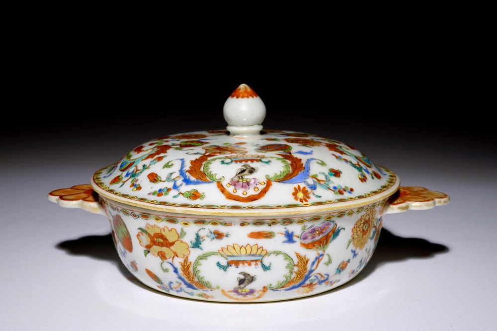 Een Chinese famille rose export &ldquo;Pompadour&rdquo; papkom met deksel, ca. 1745