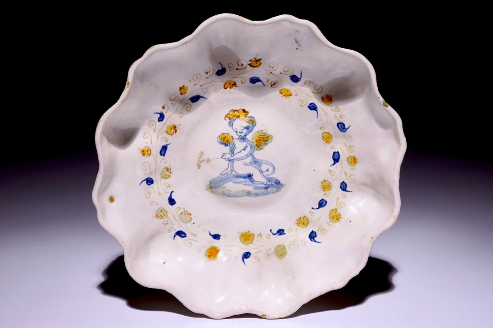 Une coupe crespina en majolique italienne &agrave; d&eacute;cor d'un putto, Faenza, d&eacute;but du 17&egrave;me