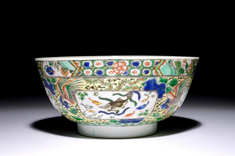 Een Chinese famille verte kom met vissen en phoenixen, Kangxi