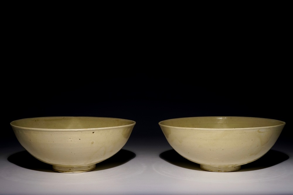 Une paire de bols monochromes emaill&eacute;s en couleur cr&egrave;me, Chine, Song du Nord ou Jin