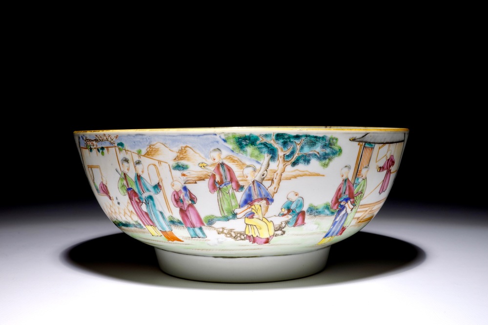 Een Chinese famille rose kom met mandarijns decor, Qianlong