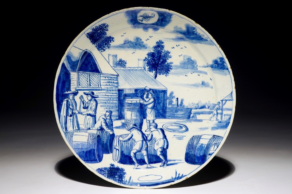 Une assiette en fa&iuml;ence de Delft bleu et blanc aux tonneliers de la s&eacute;rie des "Zodiaques", d&eacute;but du 18&egrave;me