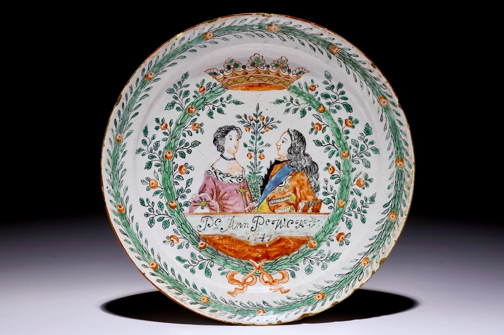 Une assiette orangiste en fa&iuml;ence de Delft polychrome aux portraits royales, dat&eacute;e 1741