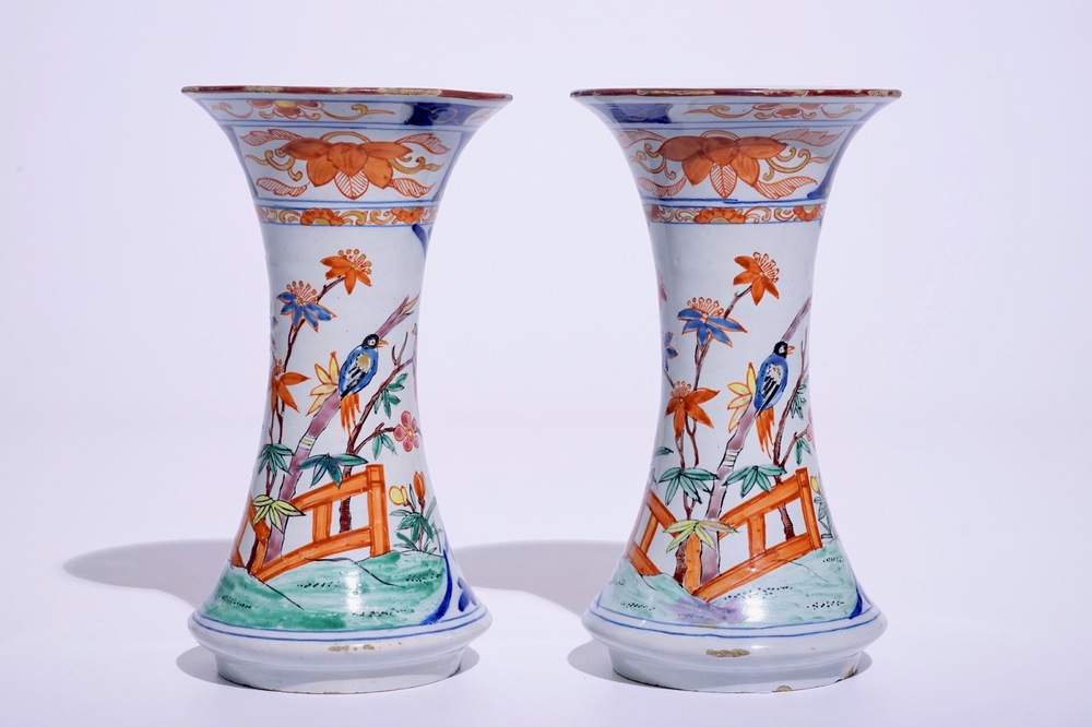 Une paire de vases en fa&iuml;ence de Delft polychrome petit feu de style Kakiemon, 18&egrave;me