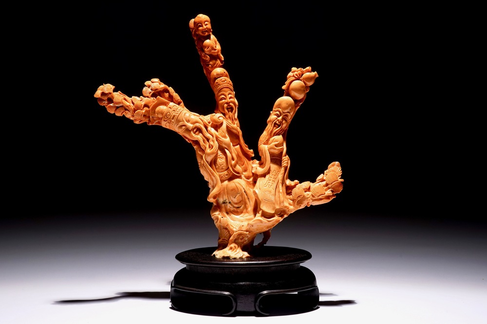 Un groupe en corail sculpt&eacute; figurant des immortels, Chine, 19/20&egrave;me