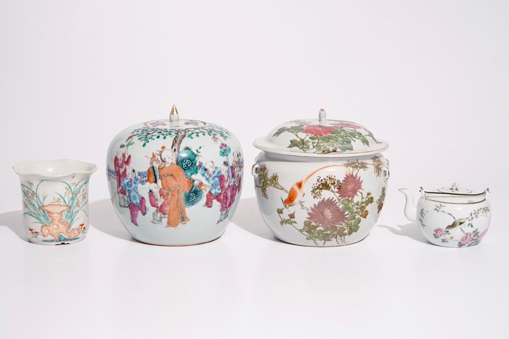 Een gevarieerd lot Chinees famille rose en qianjiang cai porselein, 19/20e eeuw