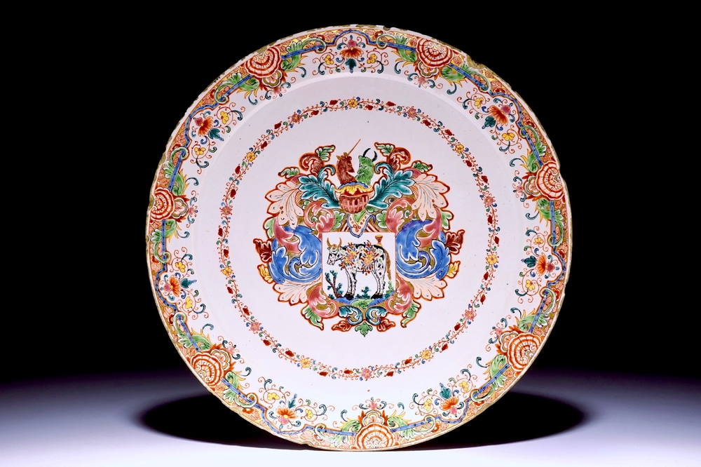 Une assiette armori&eacute;e en fa&iuml;ence de Delft polychrome petit feu &agrave; d&eacute;cor d'une vache gagnante de prix, 18&egrave;me