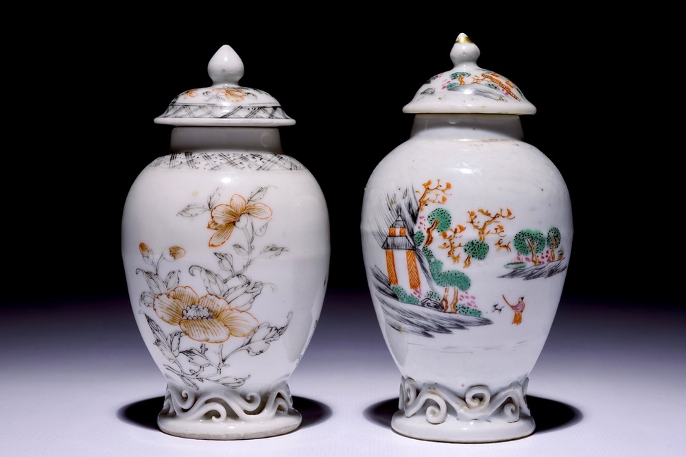 Twee Chinese famille rose en grisaille export melkkannetjes met deksels, Qianlong