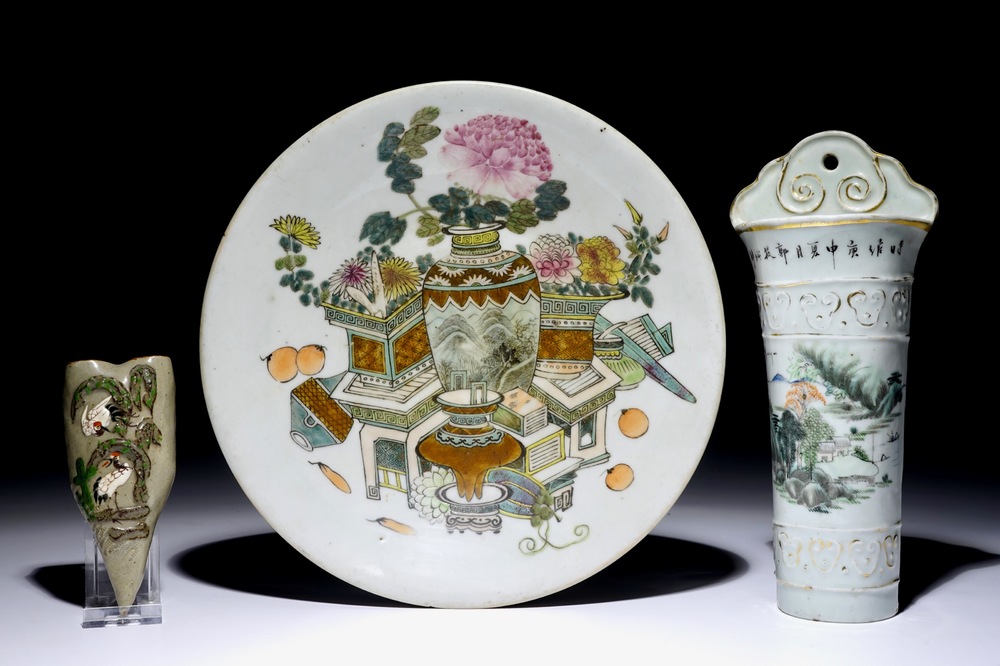 Un plat en porcelaine de Chine qianjiang cai et deux vases d'applique, 19/20&egrave;me