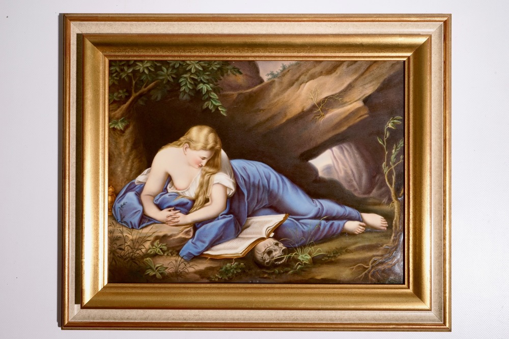 Une plaque en porcelaine allemande "Die B&uuml;sende Magdalene", poss. Berlin, 19&egrave;me