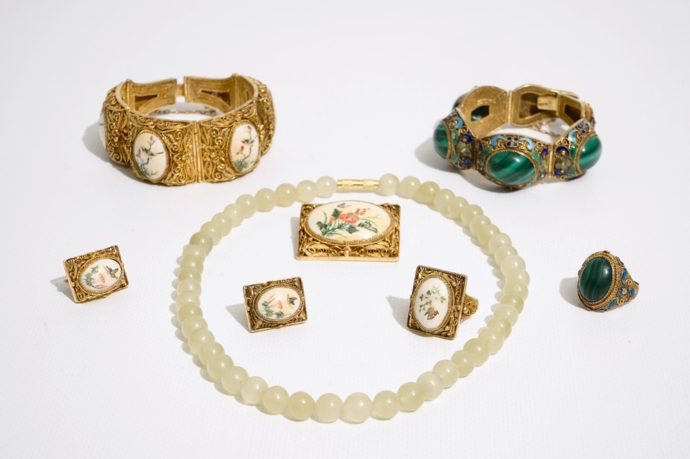 Un ensemble de bijoux en argent dor&eacute; et &eacute;maill&eacute;, ivoire peint et malachite, d&eacute;but du 20&egrave;me