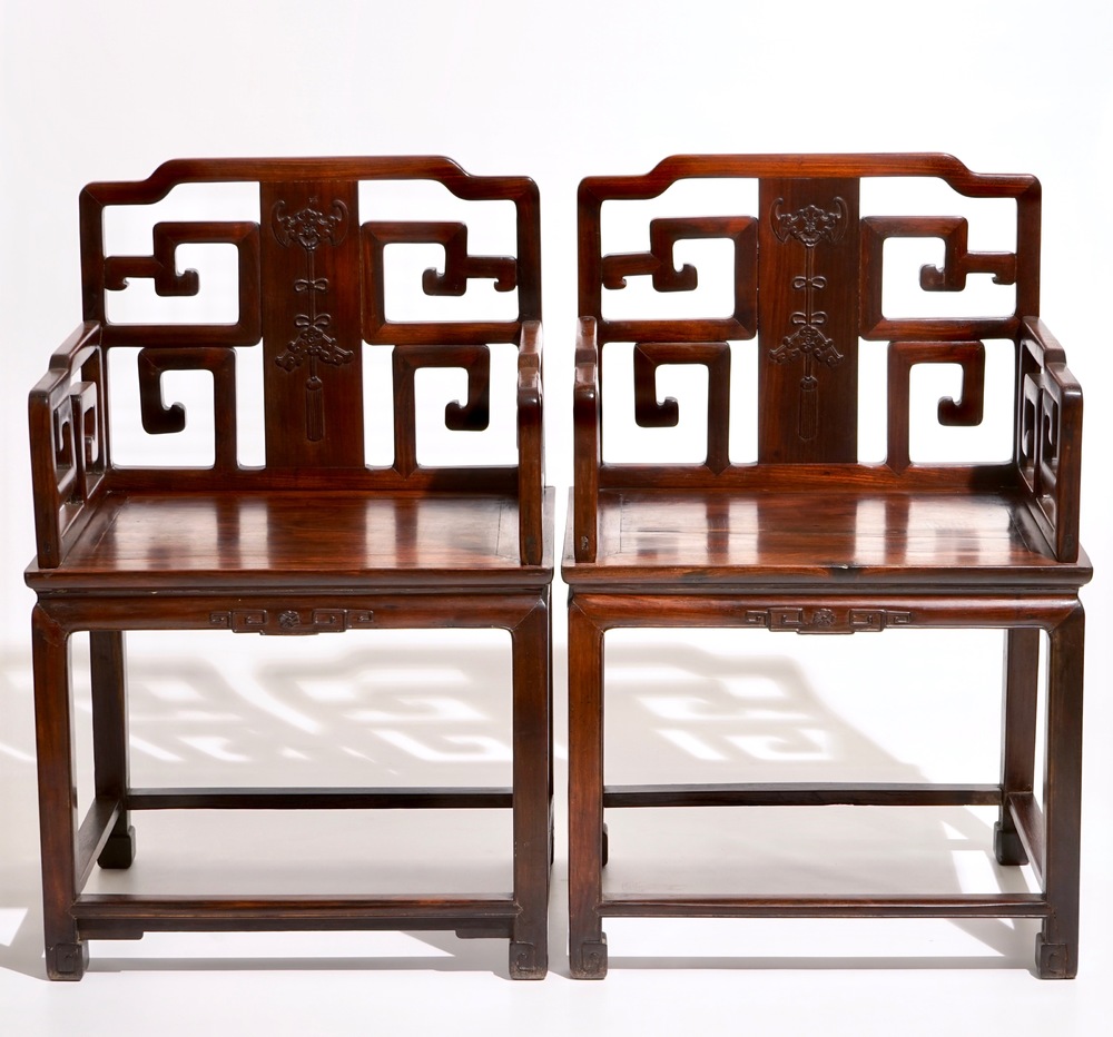 Une paire de chaises en bois sculpt&eacute;, 19&egrave;me