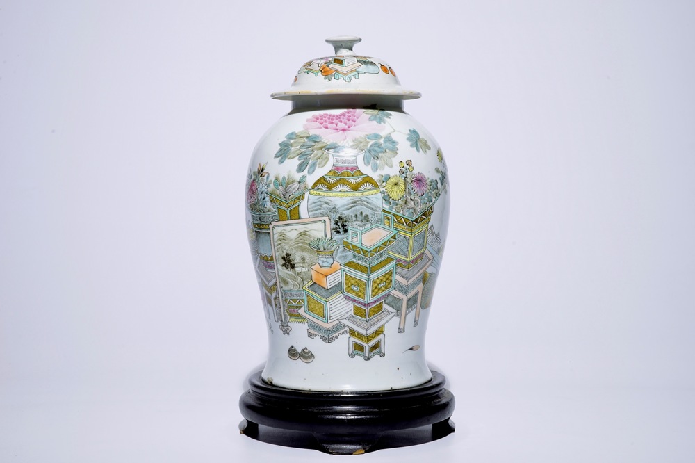 A Chinese qianjiang cai vase and cover with "100 antiquities" design, 19/20th C.