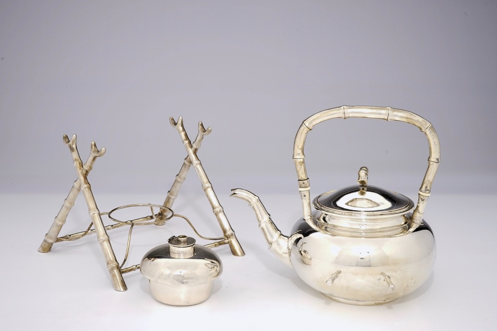 Une bouilloire sur pr&eacute;sentoir en argent chinois, marque de Wang Hing, vers 1900