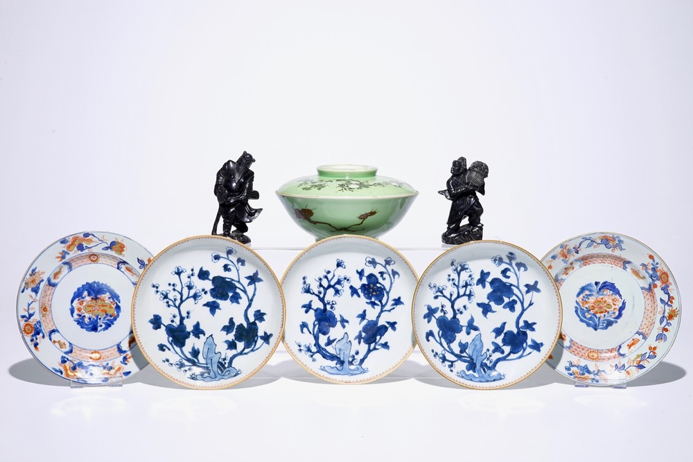 Un lot vari&eacute; de cinq assiettes, une paire de figures en pierre serpentine et un bol couvert japonais, 18/20&egrave;me