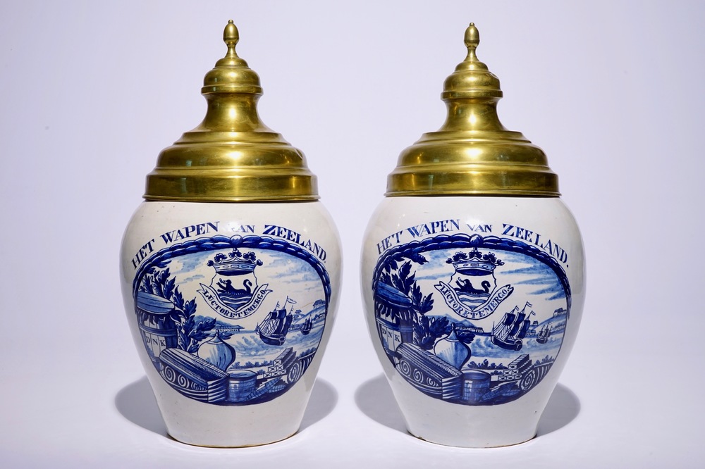 Une paire de pots &agrave; tabac en fa&iuml;ence de Delft avec inscription "Het Wapen van Zeeland", 18&egrave;me