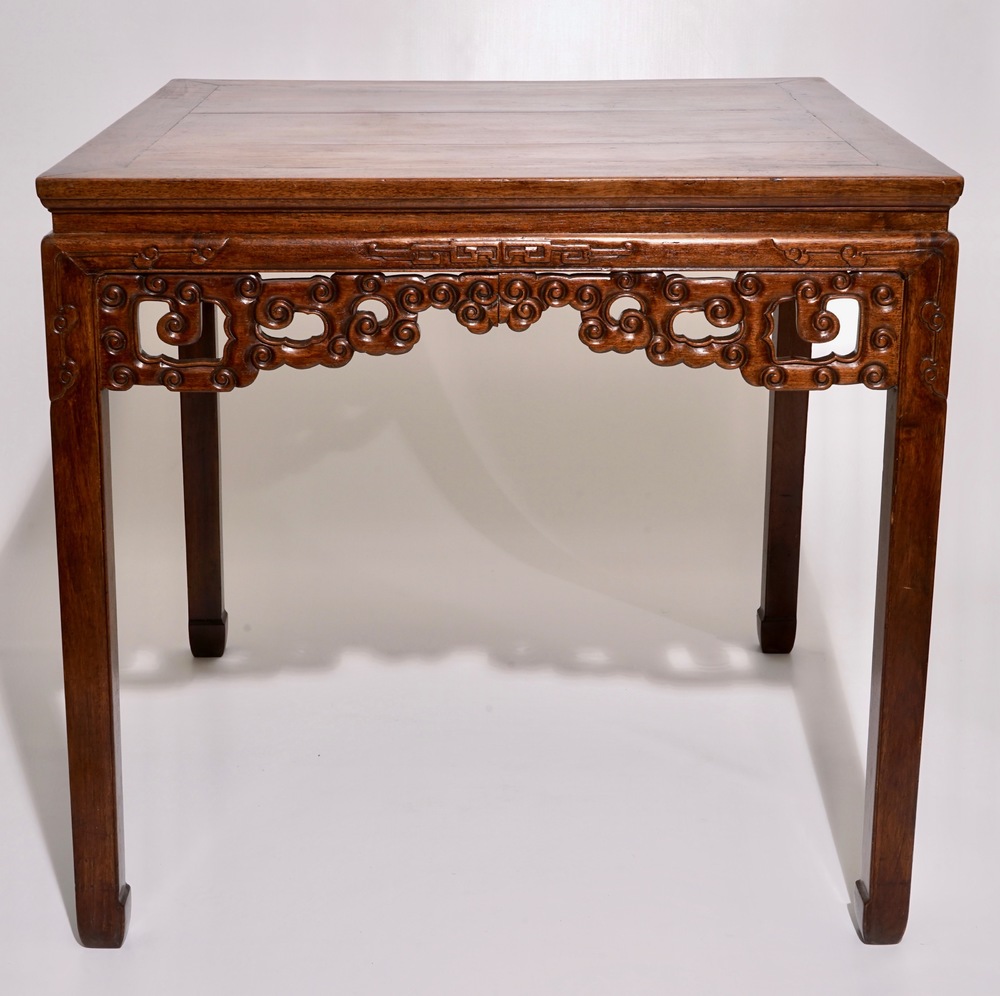 Une table en bois sculpt&eacute;, Chine, 19/20&egrave;me