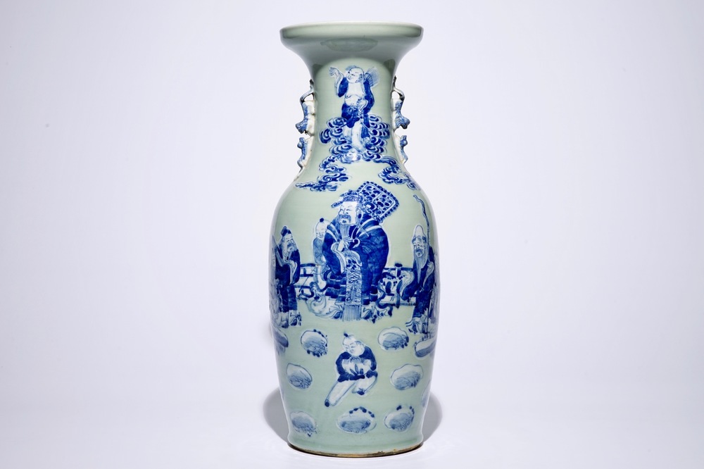 Een Chinese vaas met blauw-wit decor van onsterfelijken op celadon fondkleur, 19e eeuw