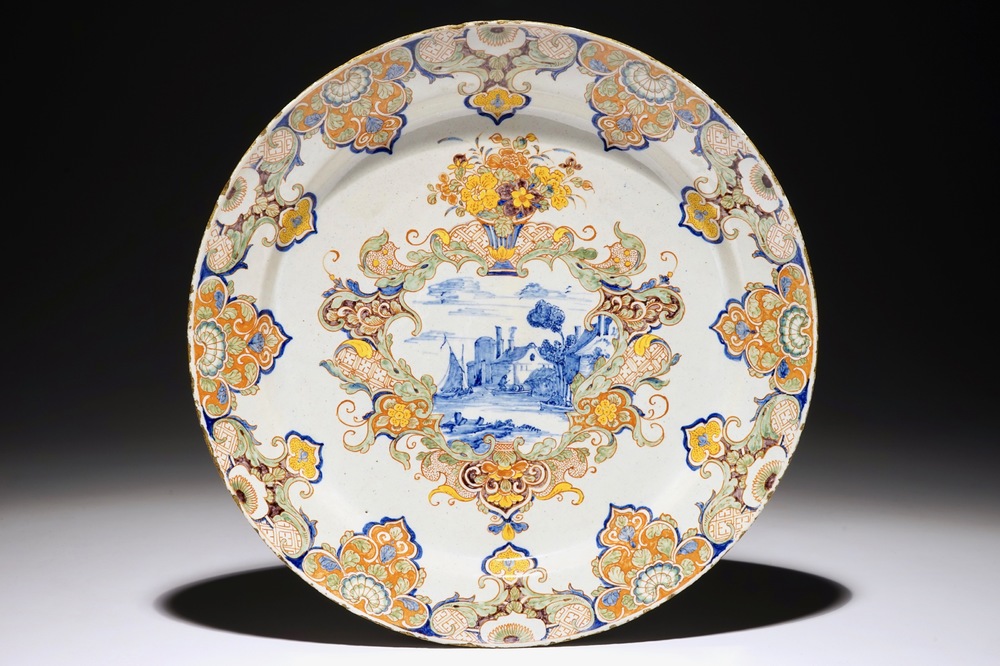 Un plat en fa&iuml;ence de Delft polychrome au m&eacute;daillon d'un paysage fluvial, 18&egrave;me