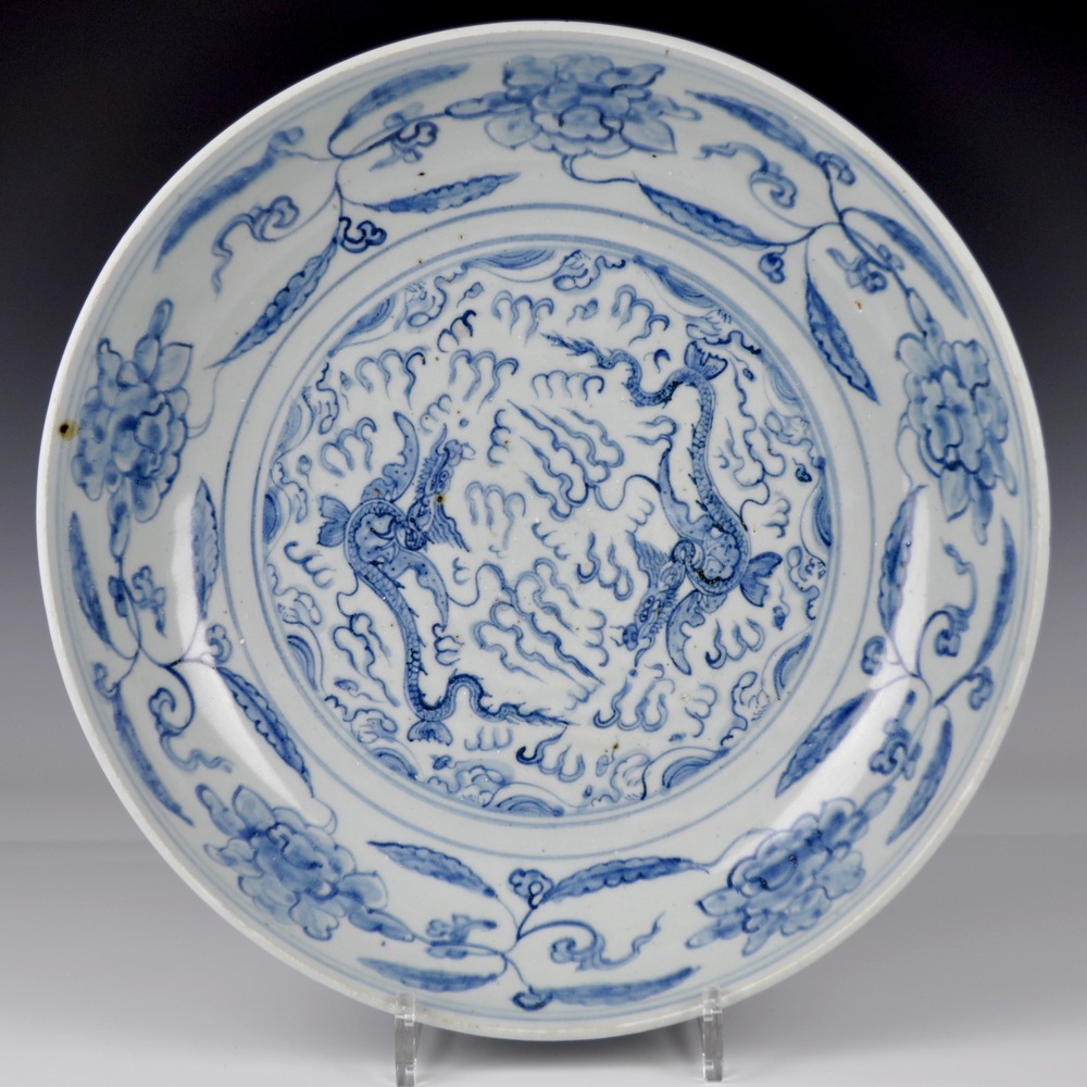 Un plat aux dragons en porcelaine de Chine bleu et blanc, Ming