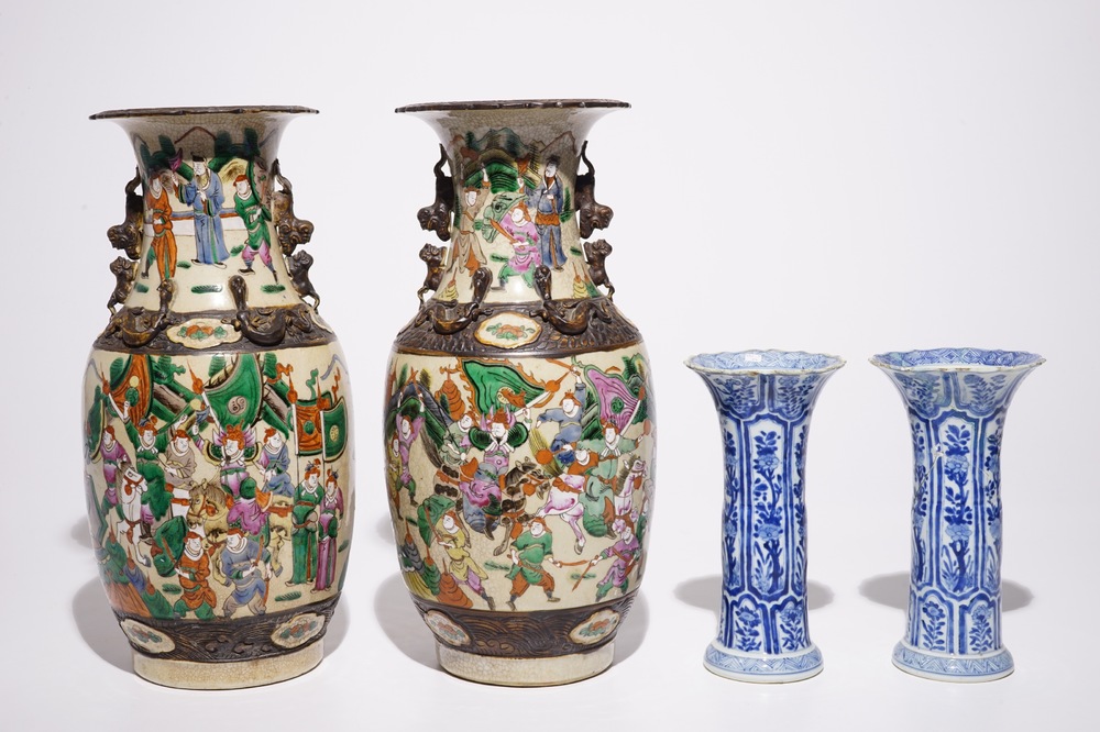 Een paar Chinese blauw-witte vazen, Kangxi, hierbij een paar Nanking famille rose vazen, 19e eeuw