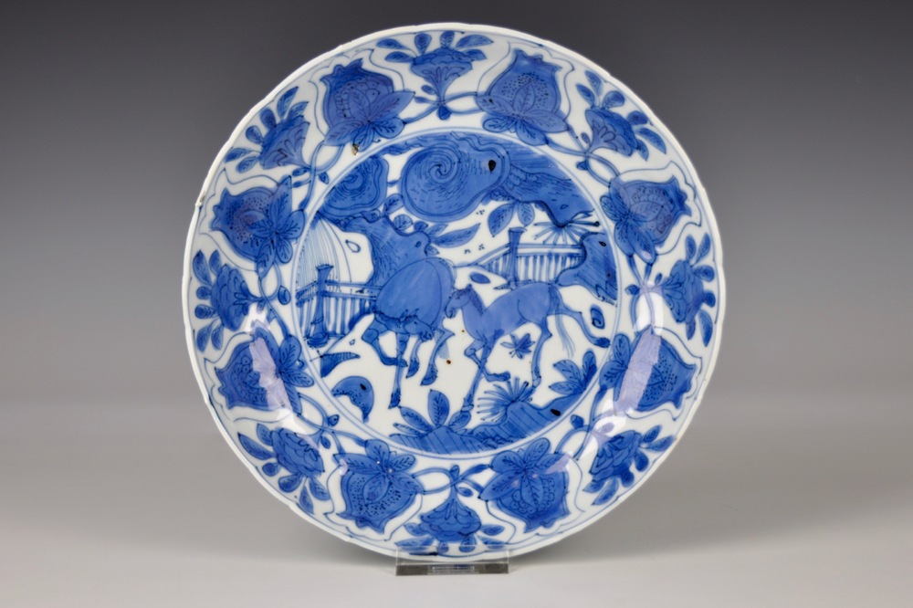 A blue and white Chinese kraak porcelain plate with horses, Ming, Wanli