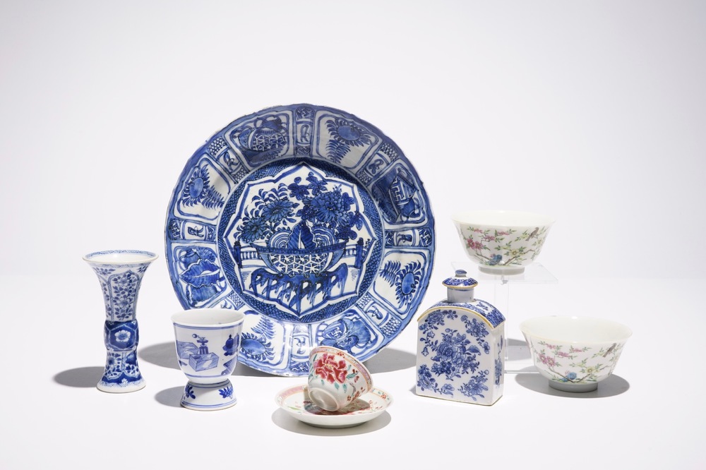 Een gevarieerd lot Chinees blauw-wit en famille rose porselein, Wanli, Kangxi en later