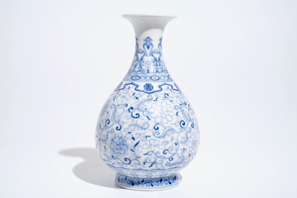 A Chinese blue and white yuhuchunping vase, Qianlong mark, 19/20th C.