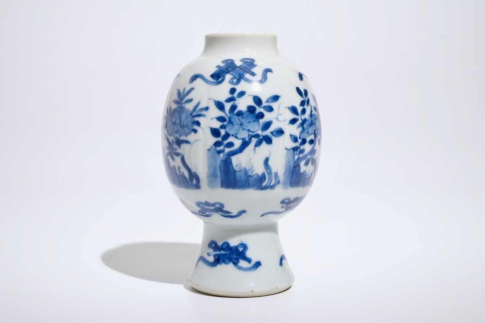 Een Chinees blauwwit vaasje met floraal decor, Kangxi