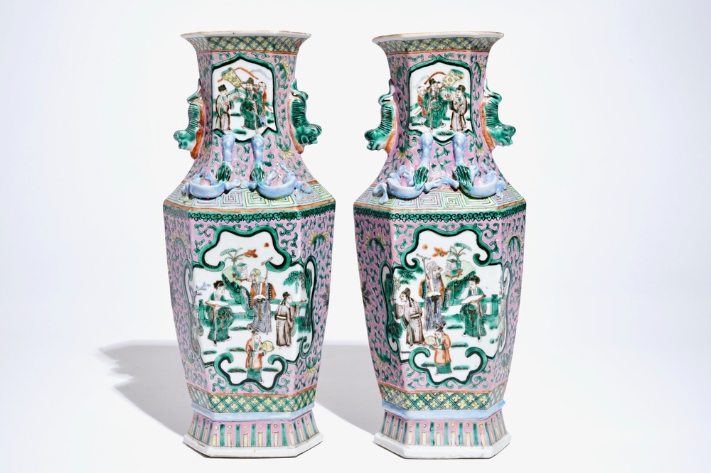 Een paar Chinese hexagonale famille rose vazen, 19e eeuw